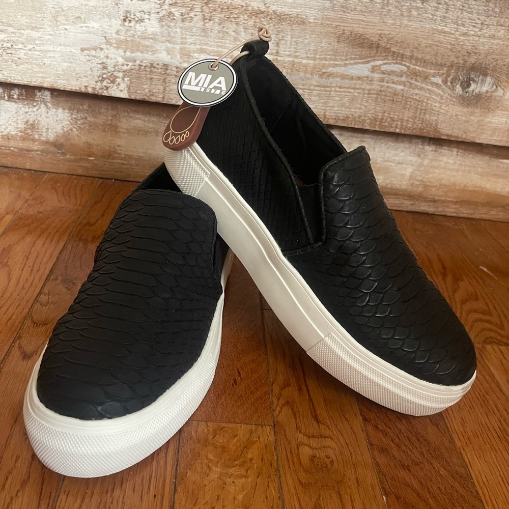 MIA sneaker